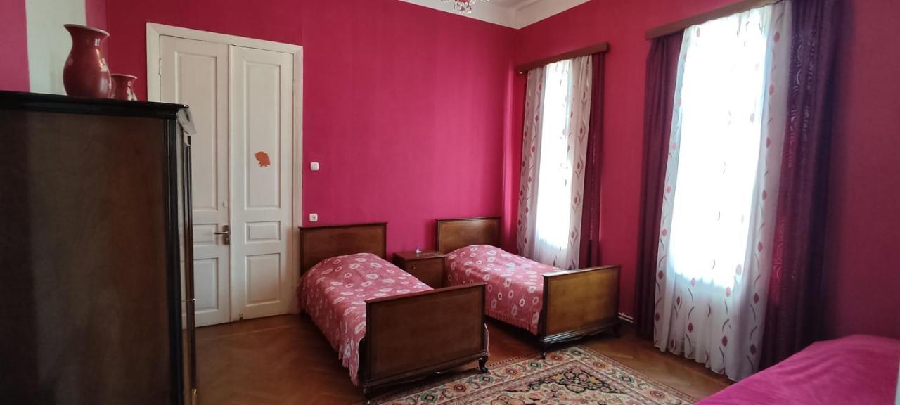 Guest House Tall Rooms Zugdidi Eksteriør bilde