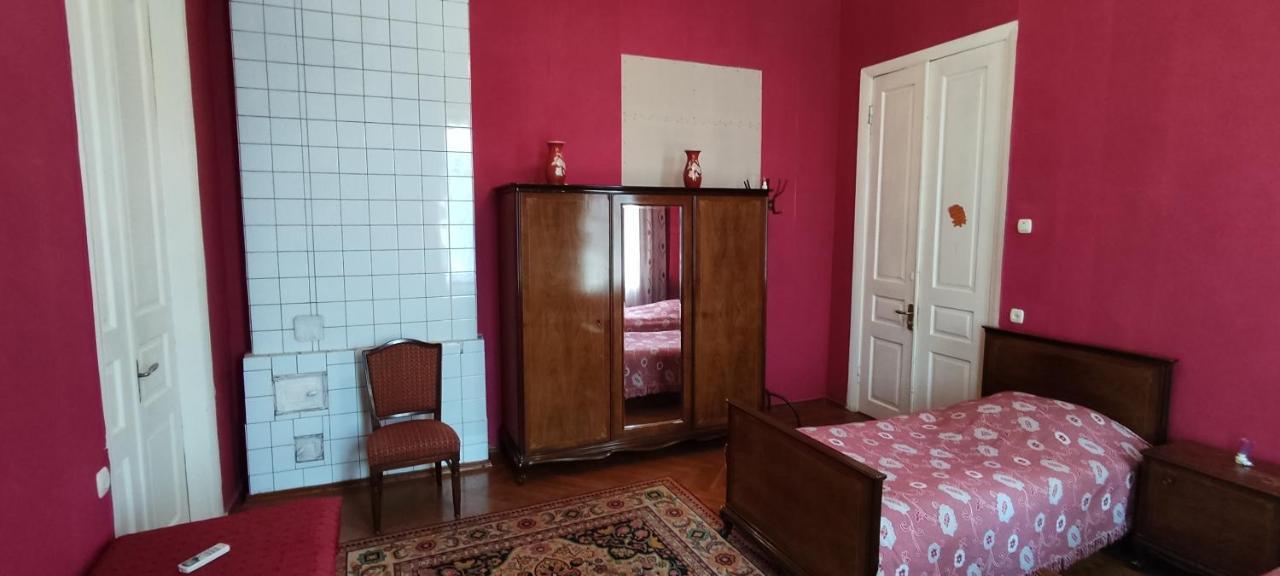 Guest House Tall Rooms Zugdidi Eksteriør bilde