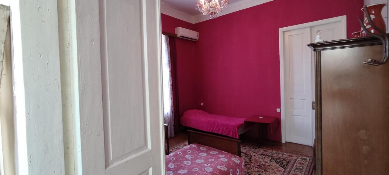 Guest House Tall Rooms Zugdidi Eksteriør bilde