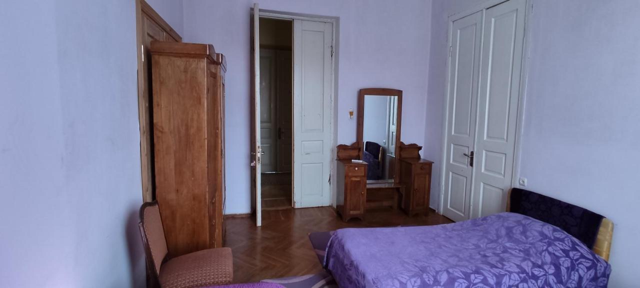 Guest House Tall Rooms Zugdidi Eksteriør bilde