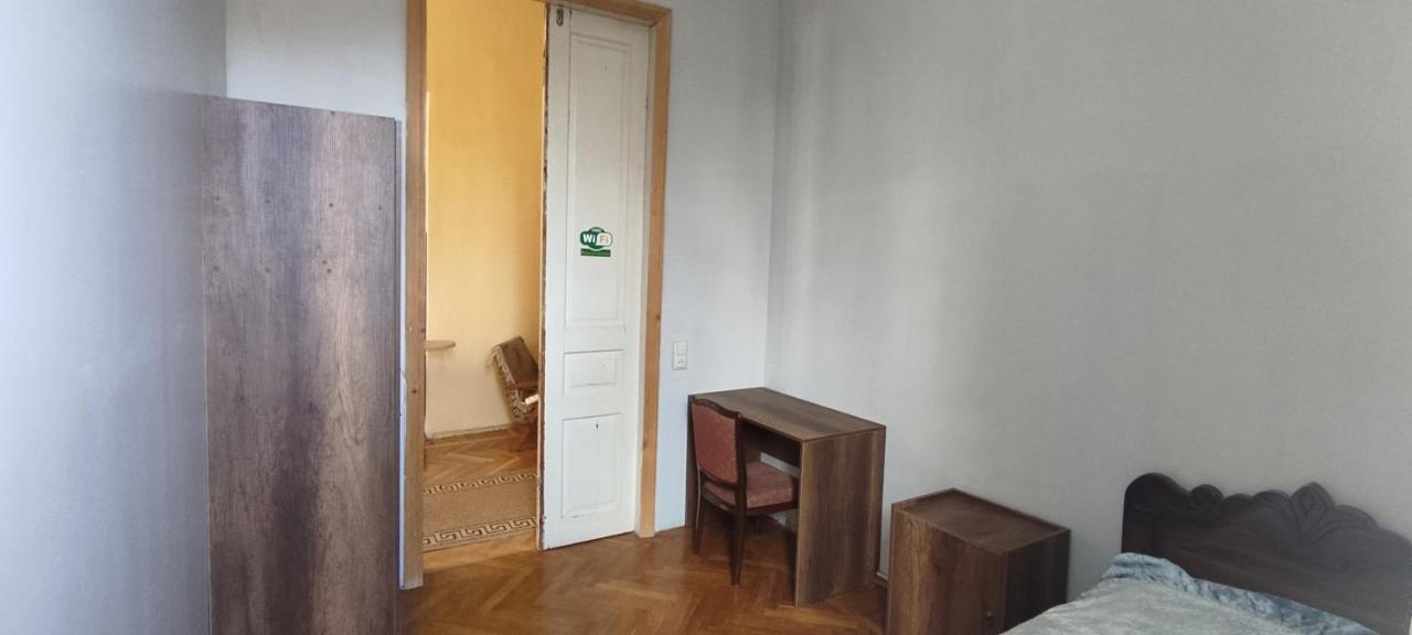 Guest House Tall Rooms Zugdidi Eksteriør bilde