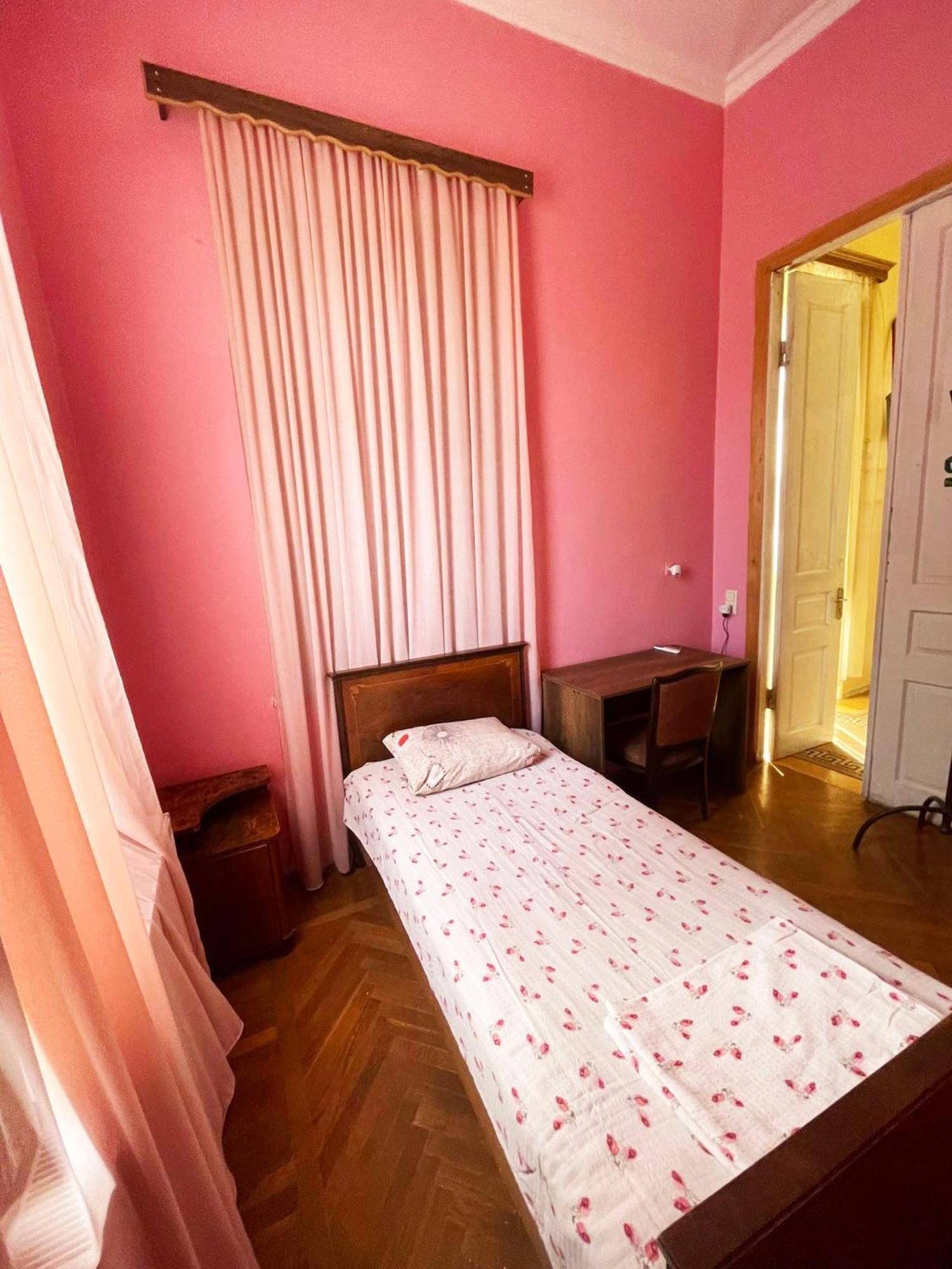 Guest House Tall Rooms Zugdidi Eksteriør bilde