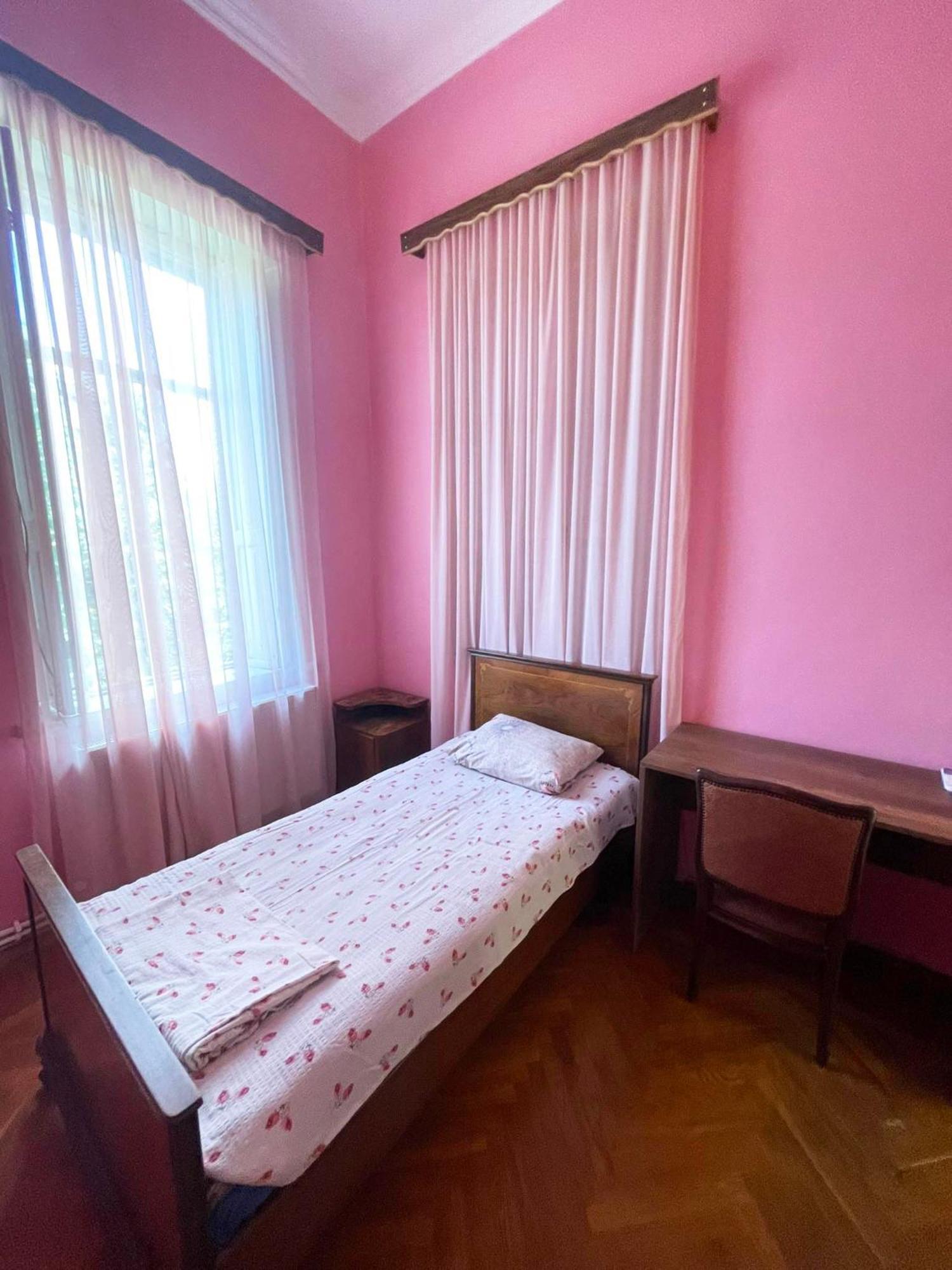 Guest House Tall Rooms Zugdidi Eksteriør bilde